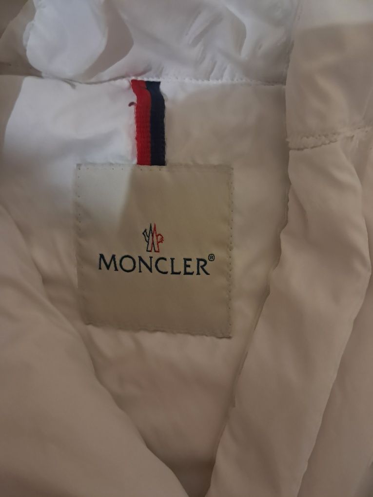 Дитячий пуховик фірми Moncler