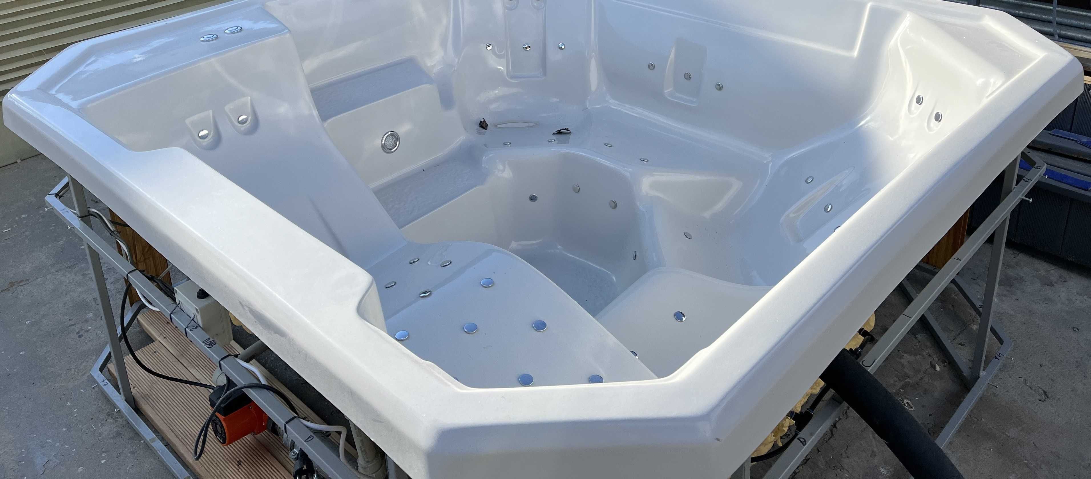 Jacuzzi dla 5 osób niecka ze stelażem NOWA rozmiar 202x192x80cm