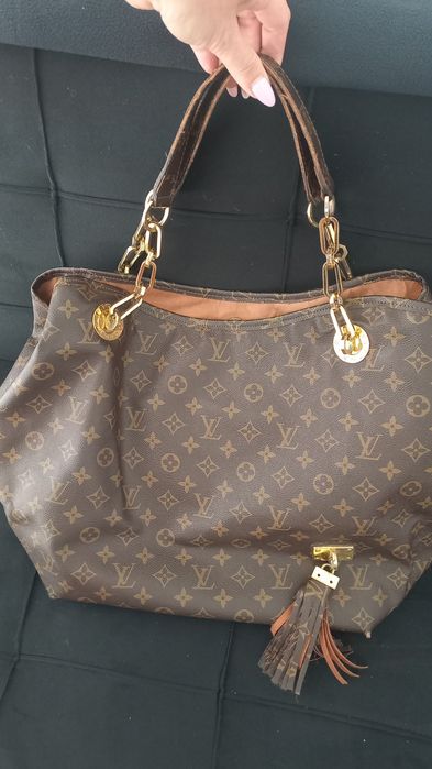 Oportunidade bolsa linda e espaçosa