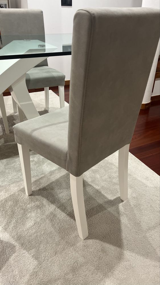 Conjunto mesa e cadeiras