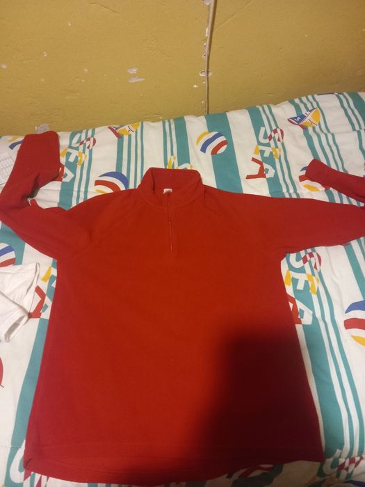 camisola da  decathoion cor vermlha à 3 euros tamanho M