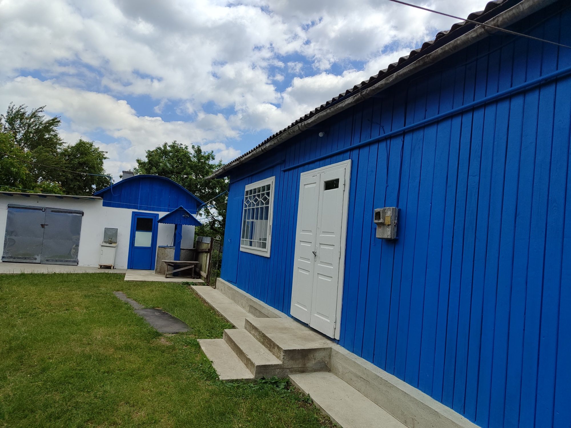 Продається будинок біля Карпат з власним ставком. Безпека, тиша, приро