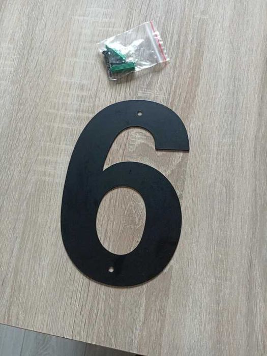 Dwie cyfry 6 na dom