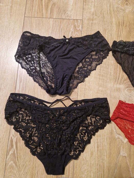 Zestaw koronkowych majtek w bardzo dobrym stanie