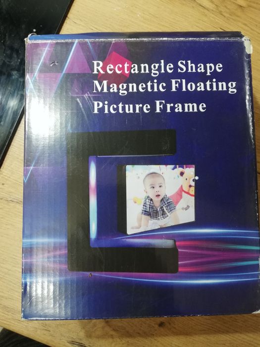 Lewitujaca ramka na zdjęcia