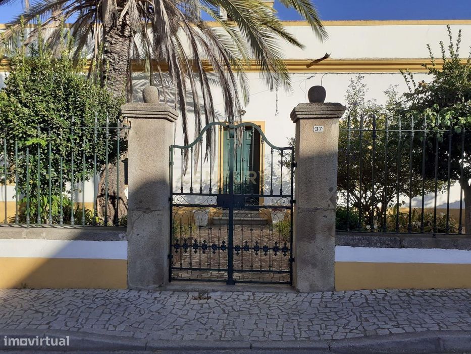 Casa Senhorial, situado na rua de Mourão, 37 em Reguengos de Monsaraz.