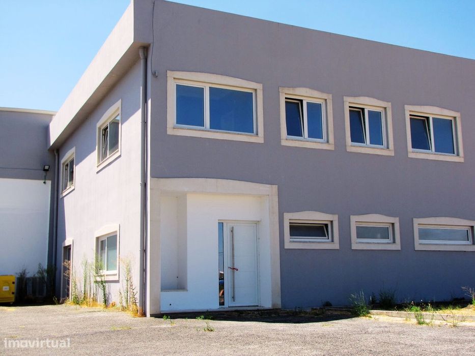 Armazém Logístico Renovado com Circulação 360º | Próximo da Azambuja