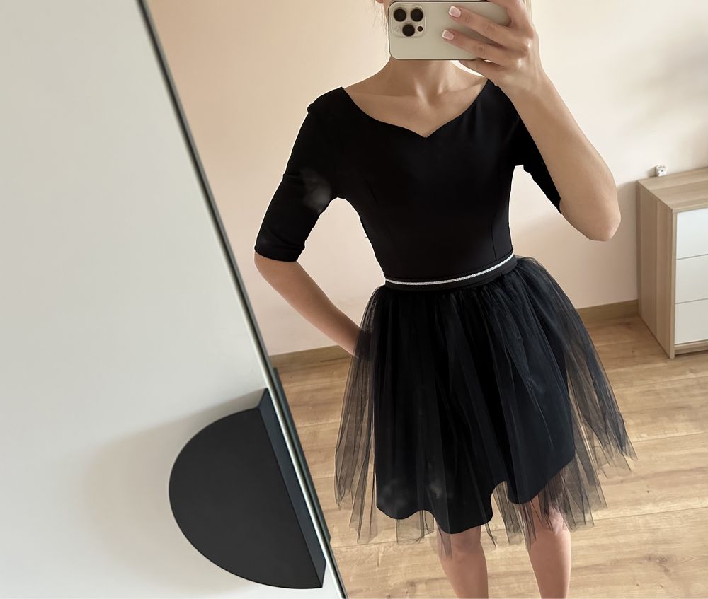 Czarna elegancka sukienka, tiulowy dół