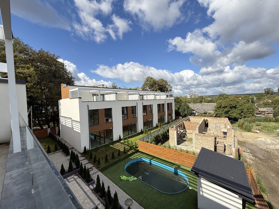 Продається таунхаус біля озера з терасами та басейном