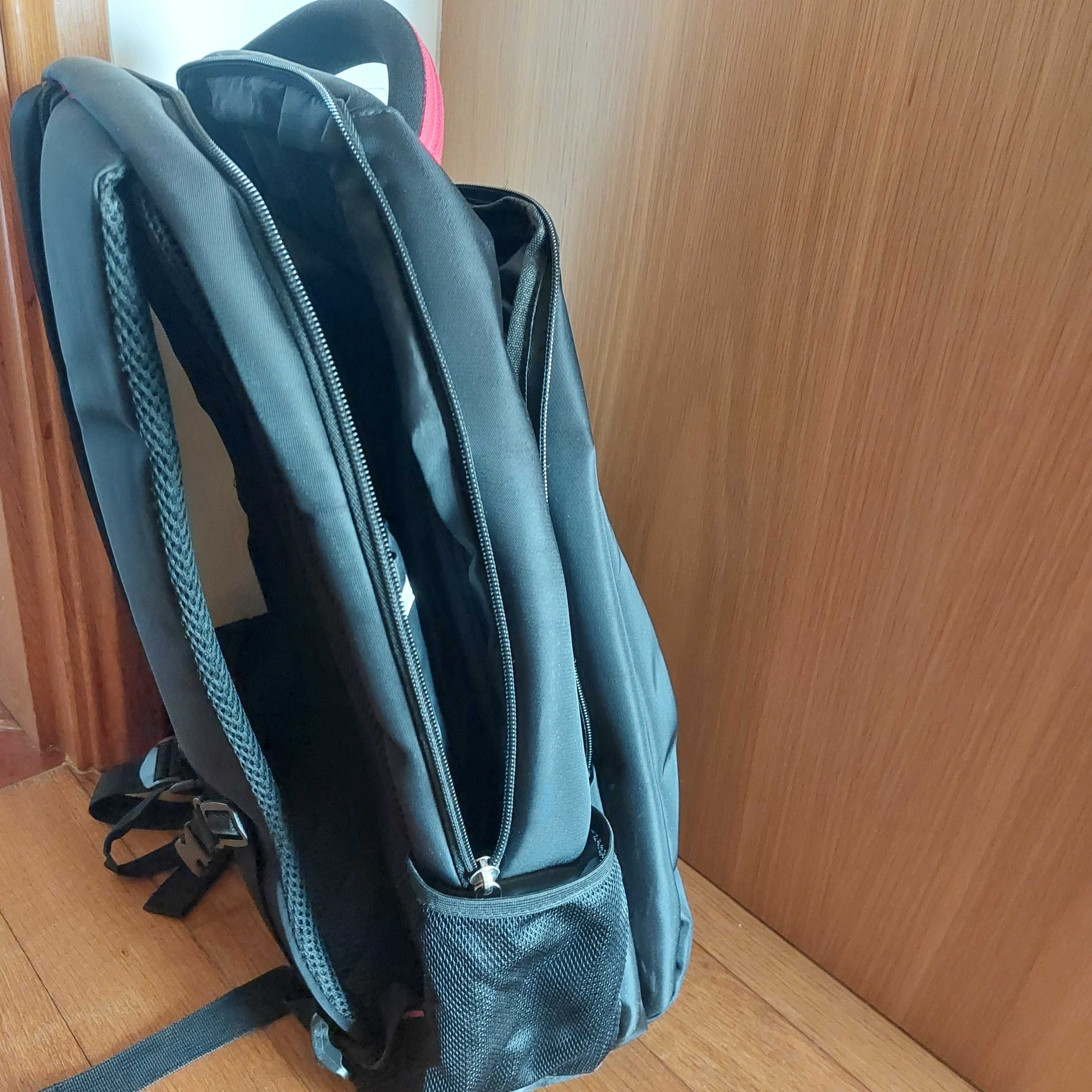 Mochila preta, grande, em ótimo estado.