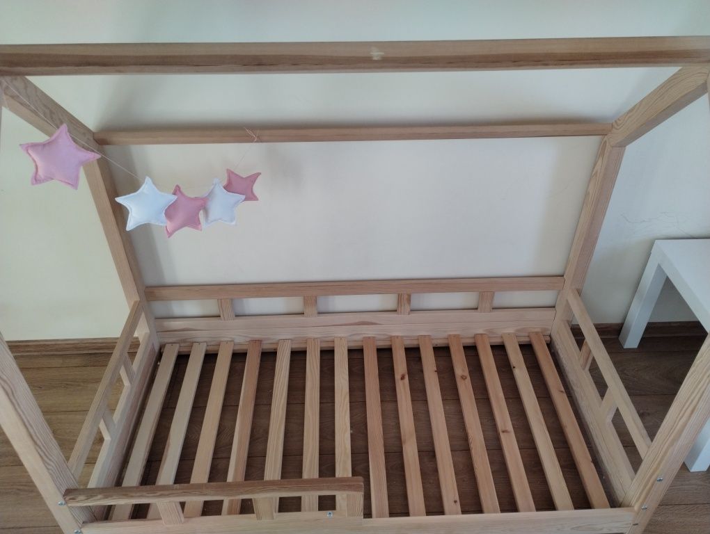 Drewniane łóżko domek z materacem 140x70cmdla dziecka