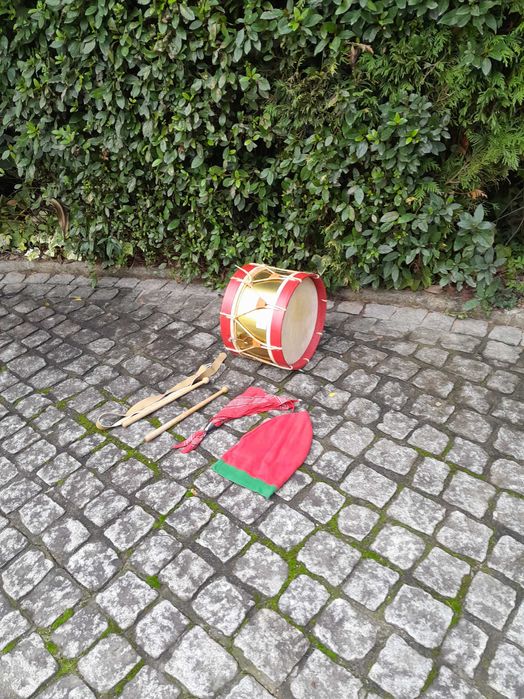 Vendo caixa do Pinheiro + baquetas+ lenço+ gorro.