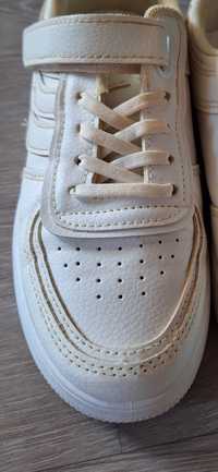 Білі кросівки кеди