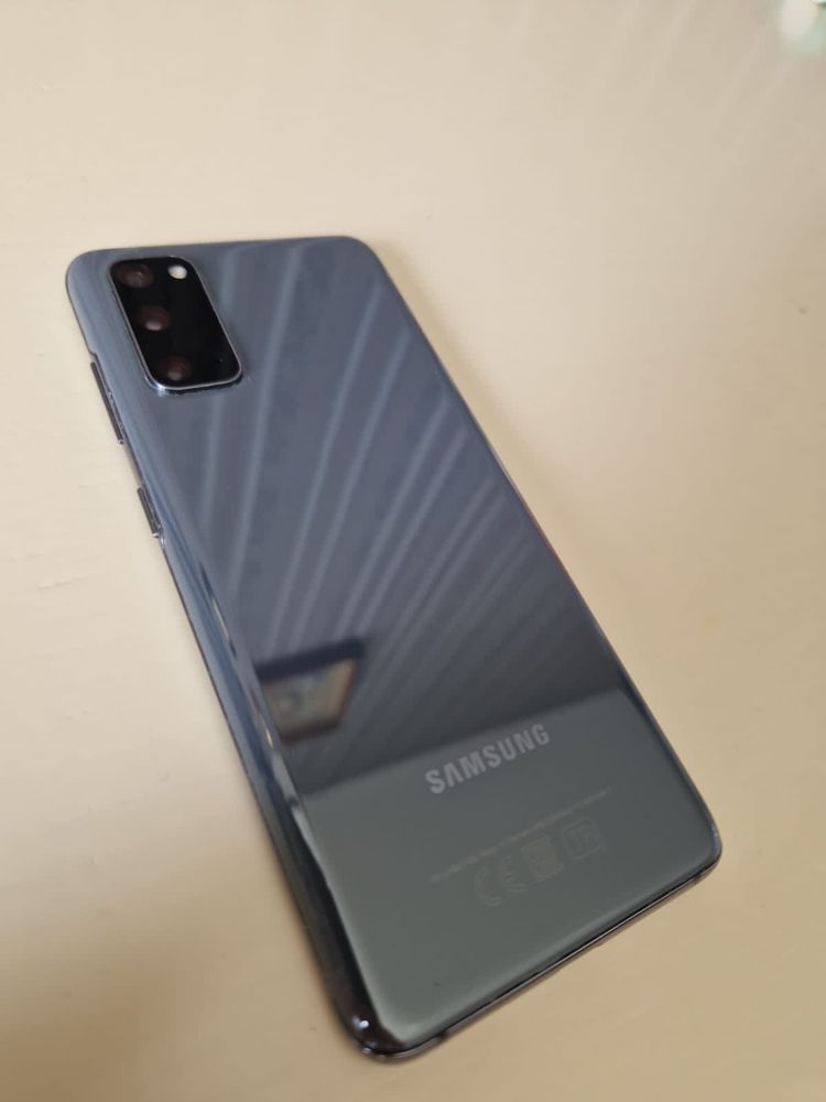 Продам смартфон Samsung S20