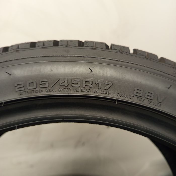 205/45R17 Goodyear Ultra Grip Performance 8