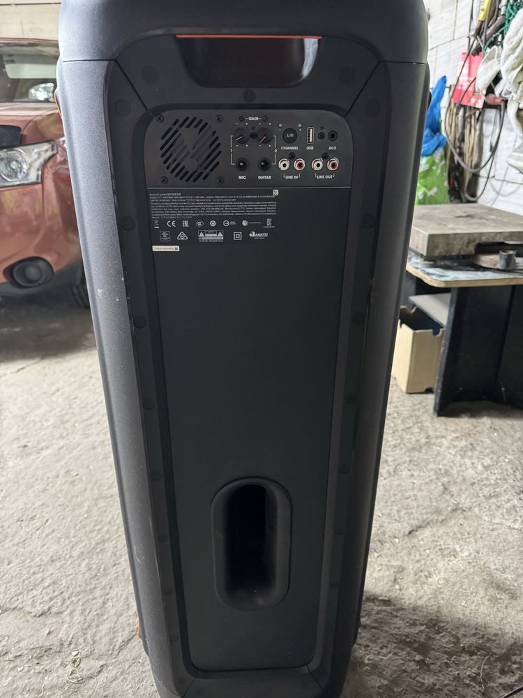 Продаю свою колонку JBL PartyBox 1000