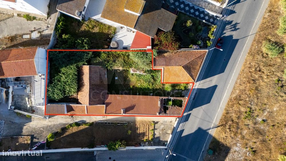 Terreno com 4 construções e 1 armazém no centro de Peniche