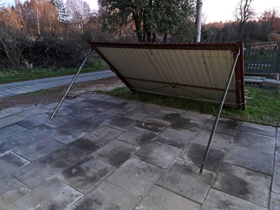 Brama garażowa uchylna  -  garażu blaszanego