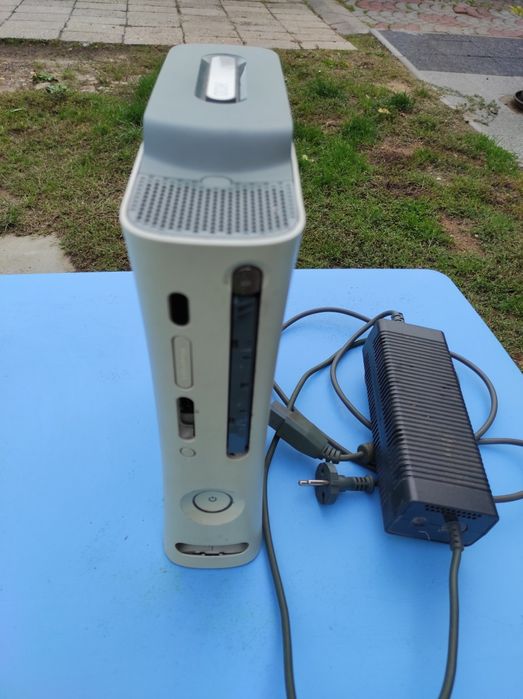 Xbox 360 z zasilaczem