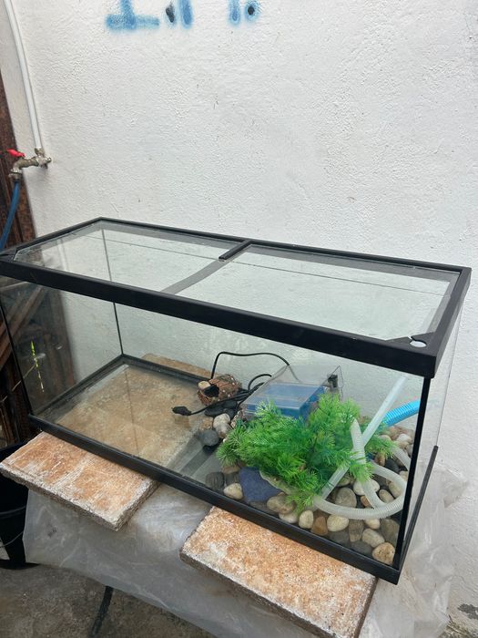 Aquário grande com equipamentos