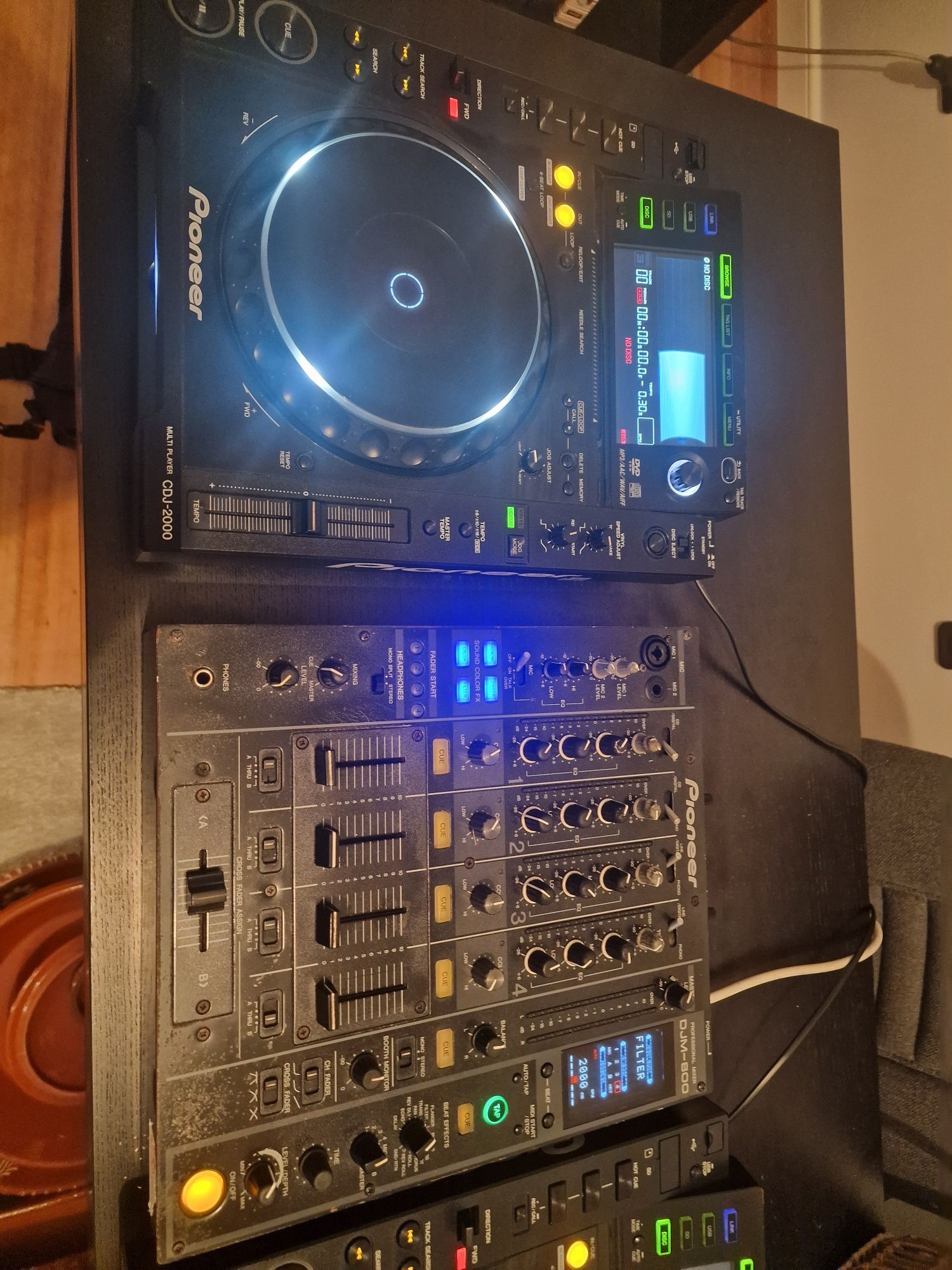 CDJ 2000 e mesa DJM-800
