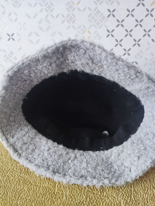 Сучасна жіноча  шляпка сірого кольору та чорна фетрова р.60