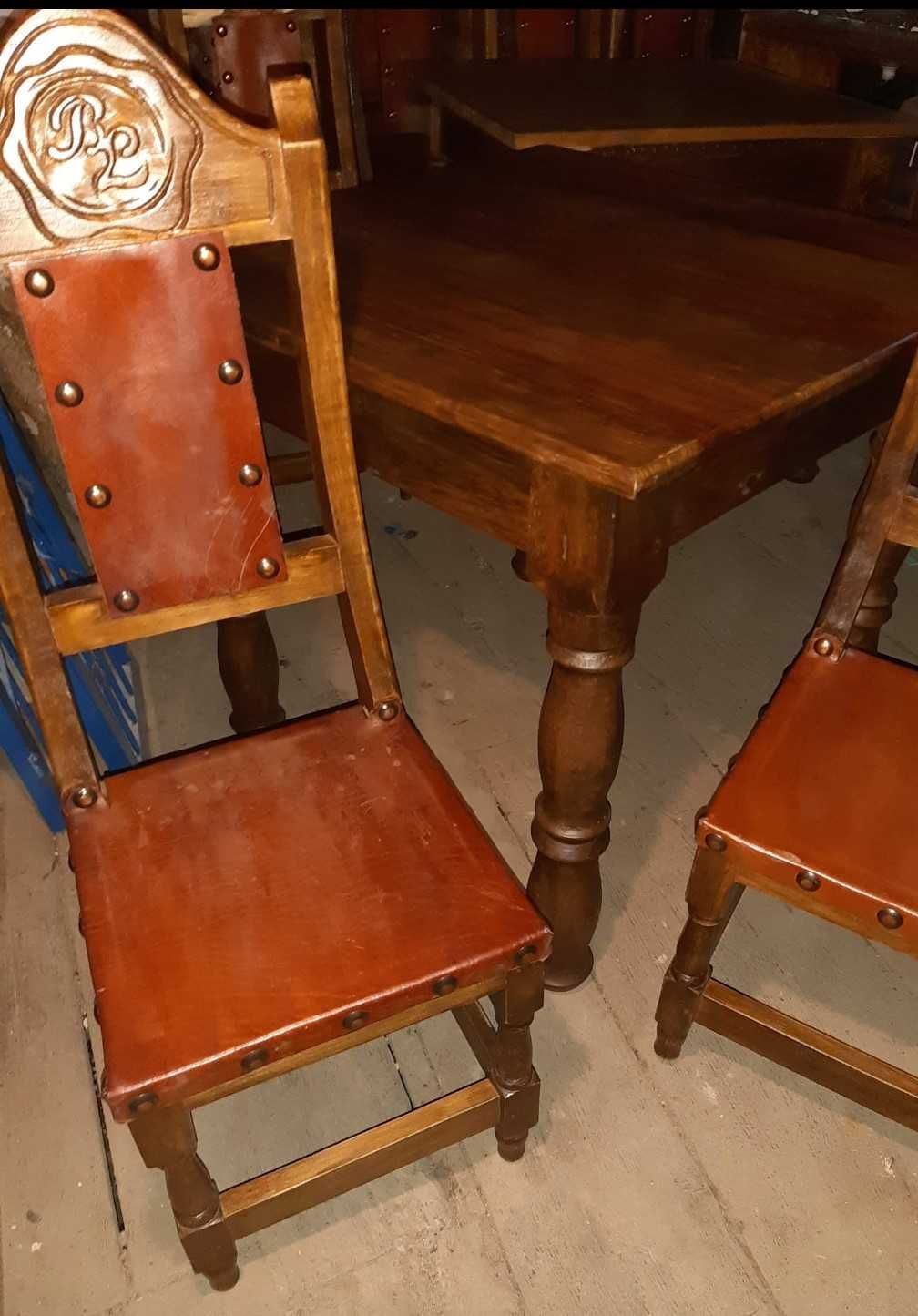 Mesas e cadeiras