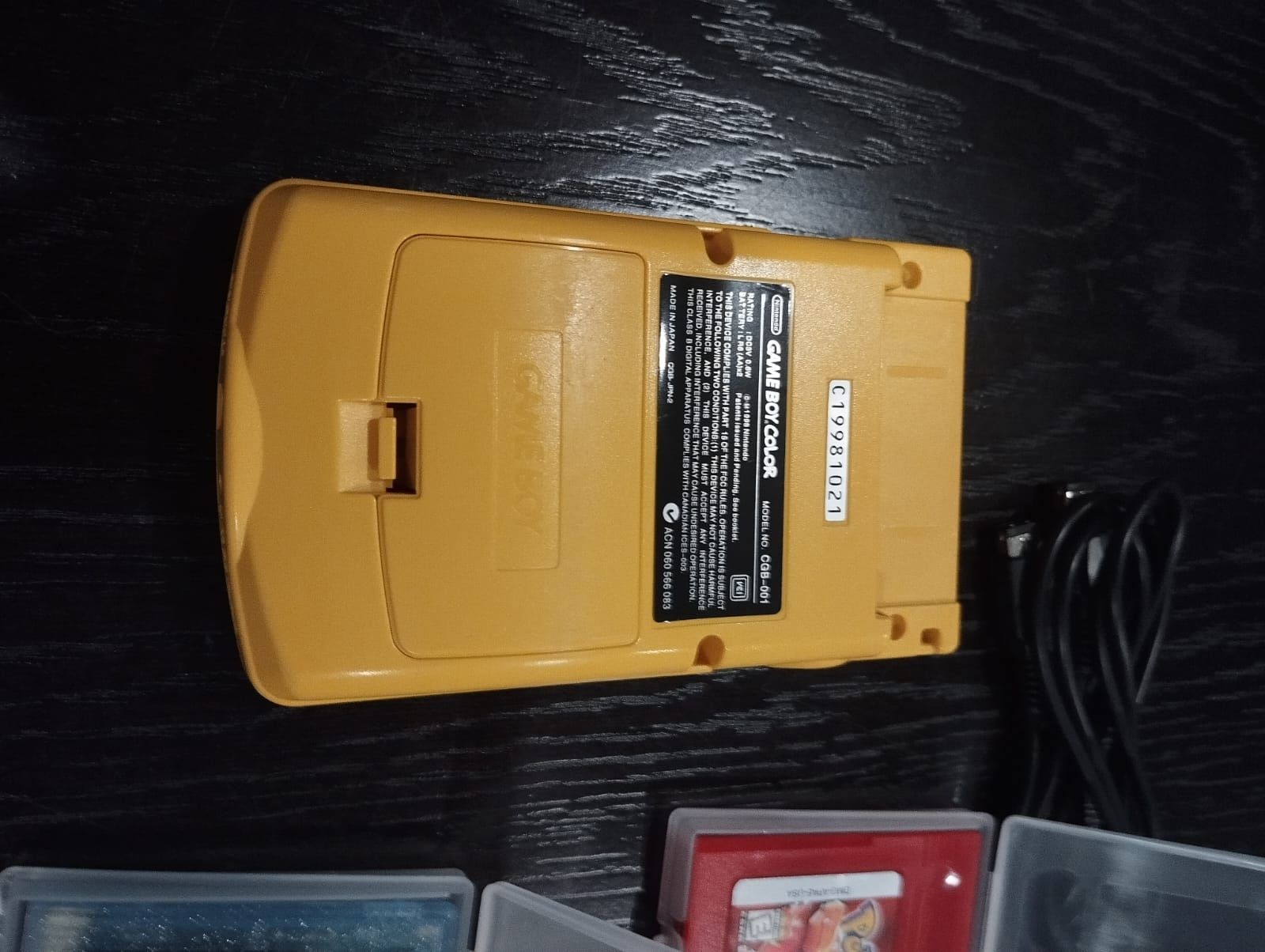 Conjunto Gameboy Color amarelo com 7 jogos Pokémon e cabo link