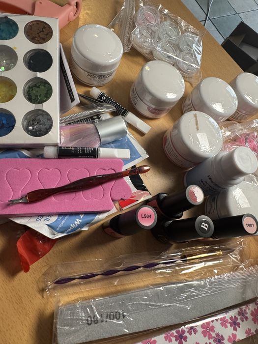 Zestaw do paznokci akryl lakier lampa pedzel ozdoby