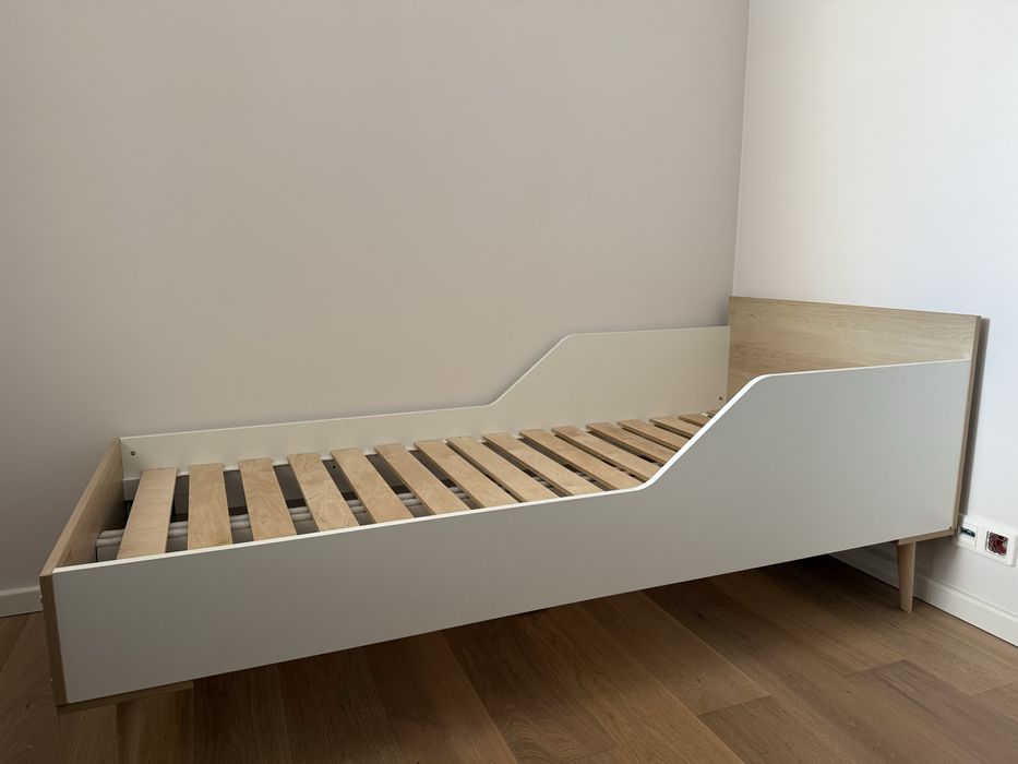 Łóżko dziecięce albo zestaw mebli.