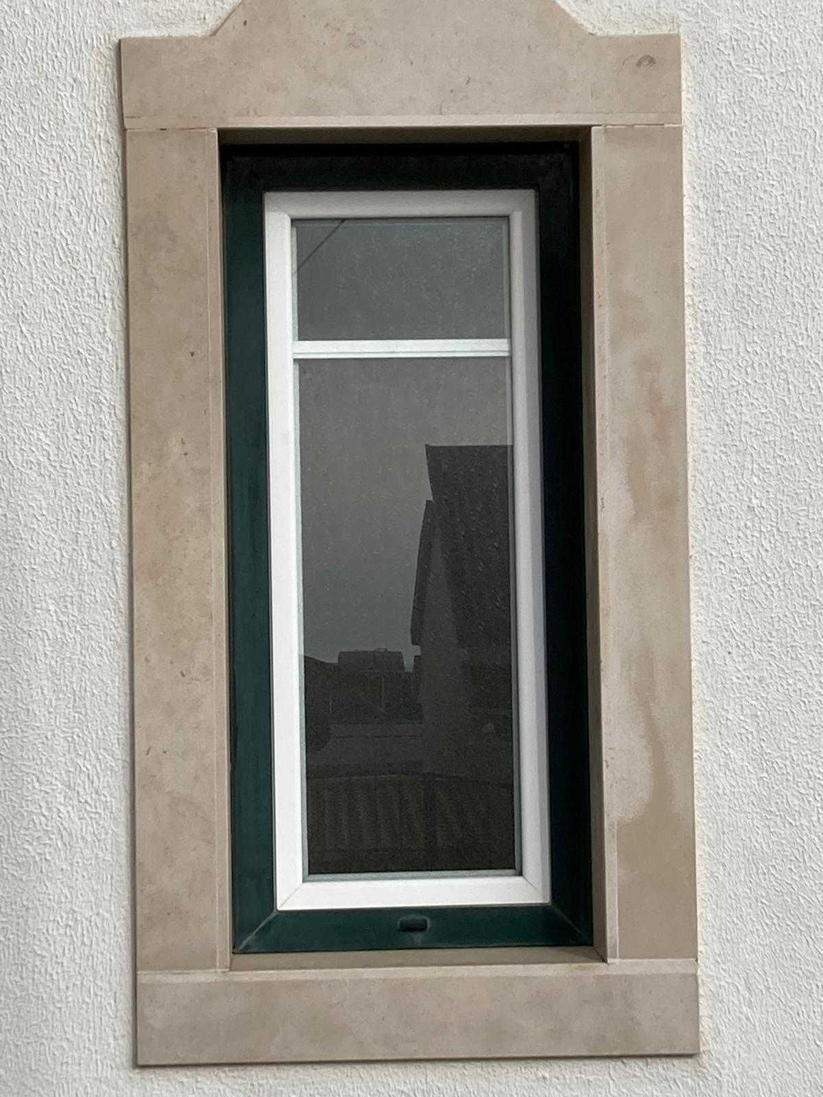 Vendo Janelas em aluminio lacado branco com aros verde e vidro duplo