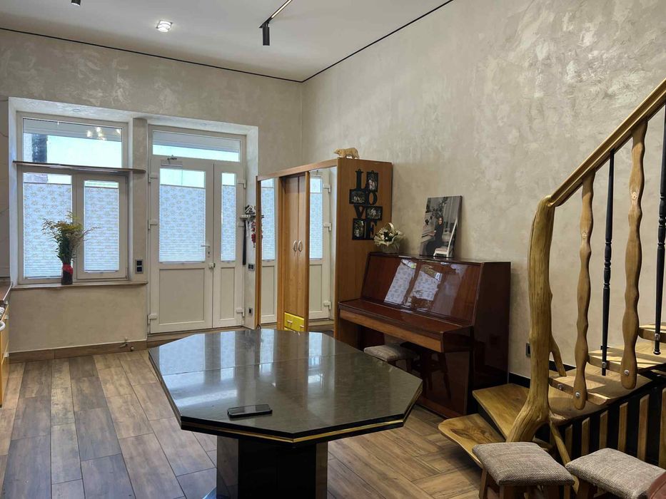 Квартира поряд з центром з двориком та ремонтом