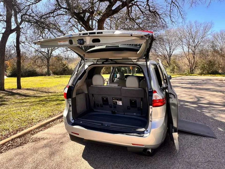 2020 Toyota Sienna XLE