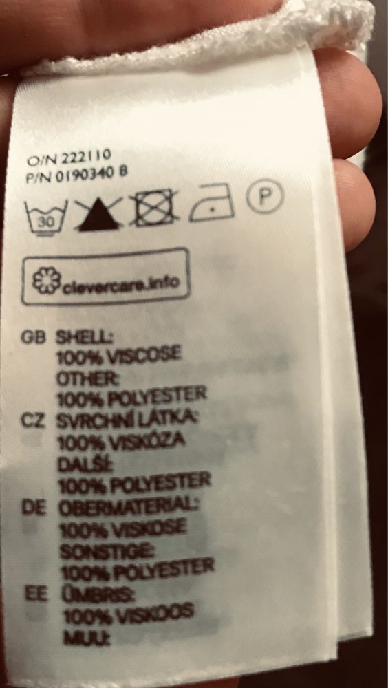 Kremowa bluzka  z efektowną ozdoba  z przodu