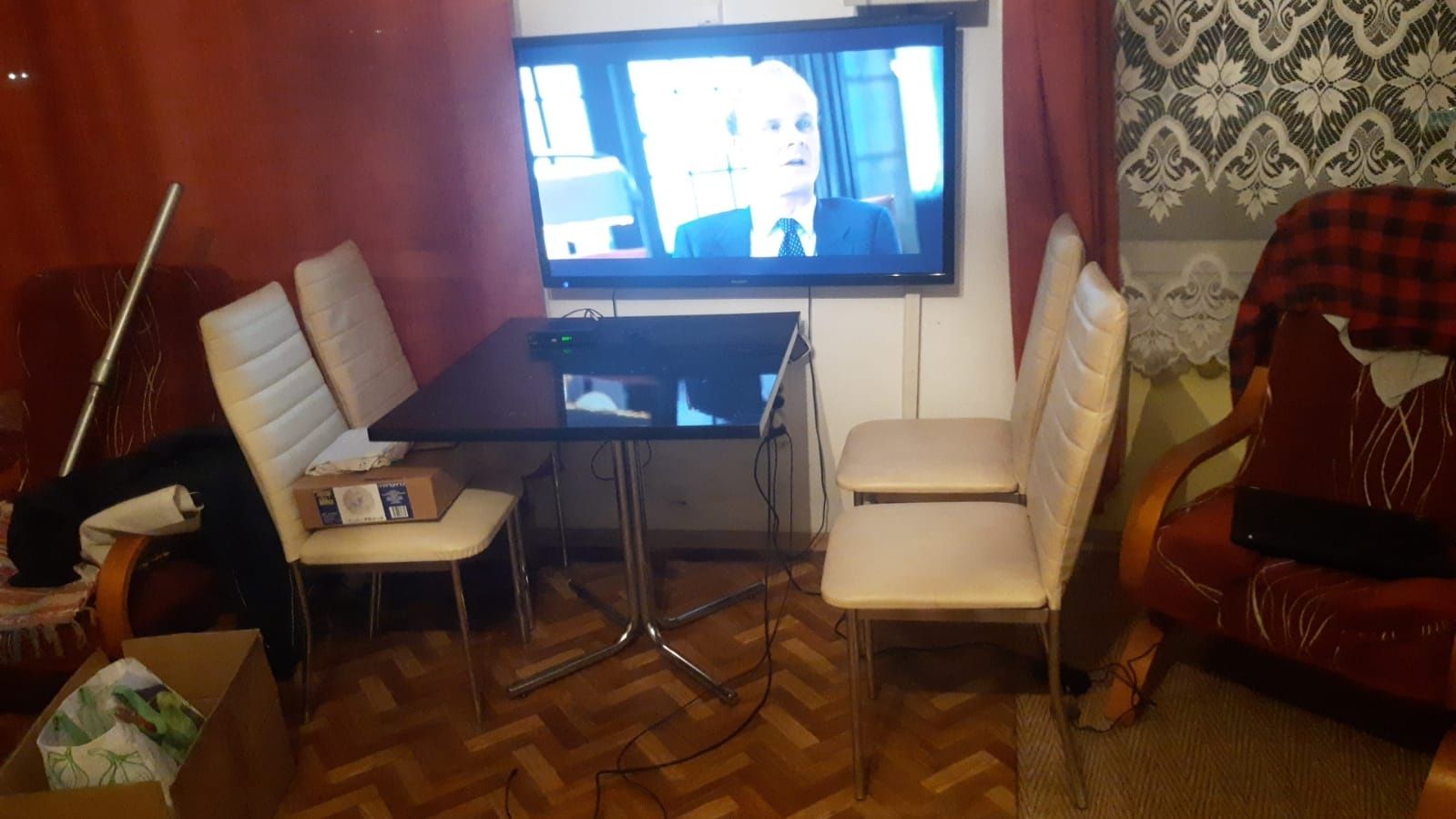 Stolik marmurowy i cztery krzesła skóropodobne kość słoniowa.