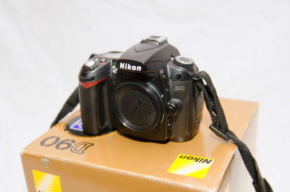 Цифрова камера Nikon D90 дзеркалка