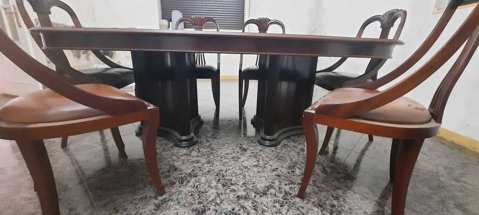 Mesa de jantar com 6 cadeiras, ambos os artigos em madeira cerejeira.