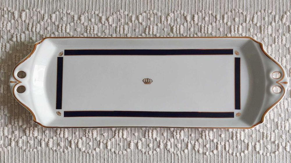 Enorme e elegante travessa em porcelana portuguesa
