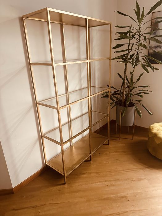 Estante IKEA em metal e vidro VITTSJO