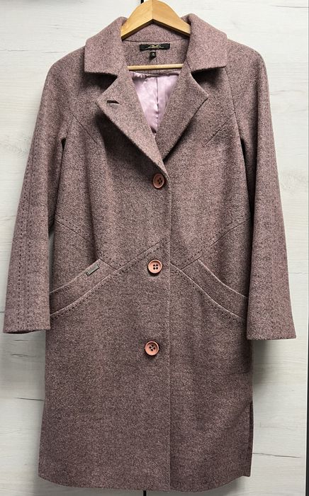 Гарне тепле пальто на ґудзиках та з поясом