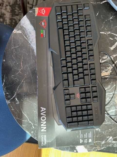 Teclado gaming AVONN com teclas iluminadas GXT 830RW com embalagem