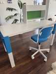 Biurko dzieciece Ikea z regulowanym blatem, nakladka i krzeselkiem