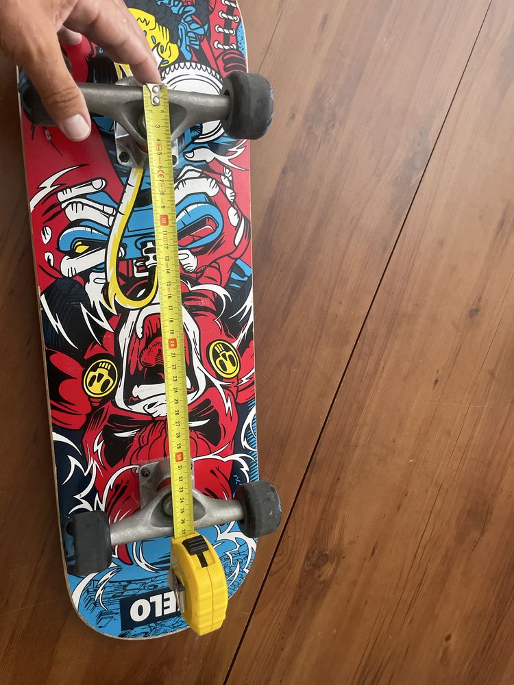 Skate Oxelo preto com estampado da parte de baixo