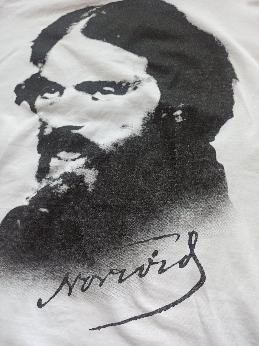 Unikalna koszulka z Norwidem dla miłośników poezji