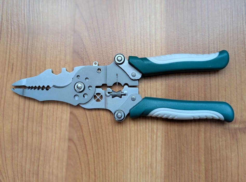 Многофункциональный складной инструмент для снятия изоляции