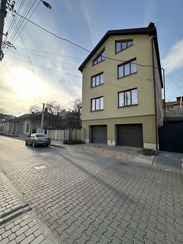 Великий Будинок в центрі Івано-Франківська(р-н СУДу)