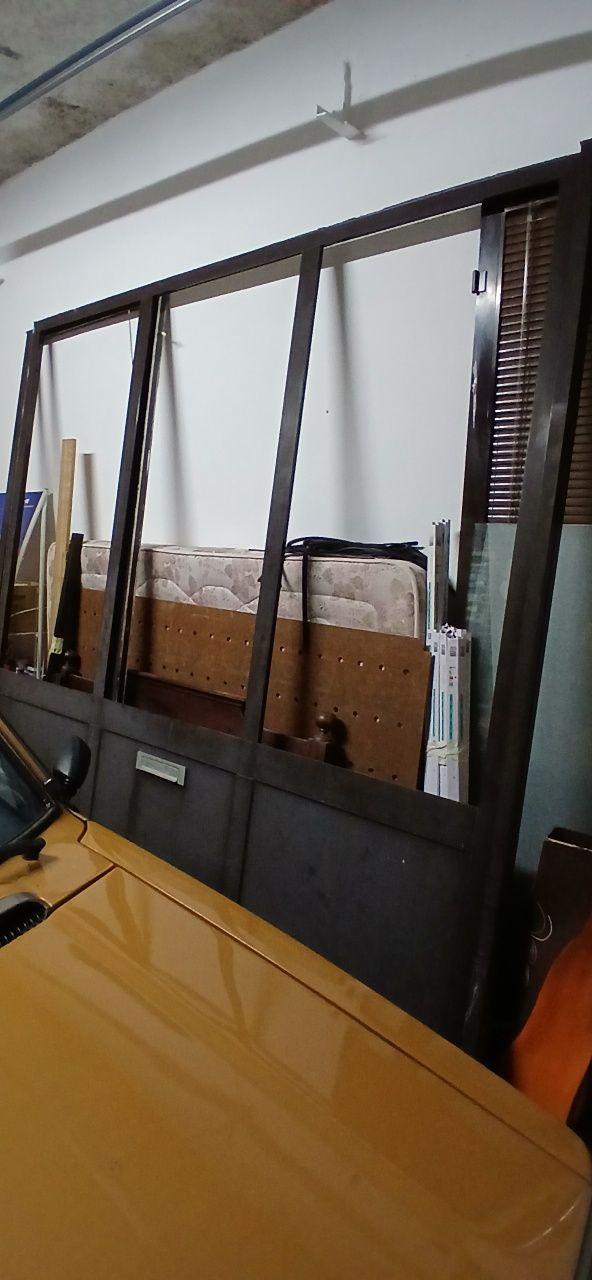 Portão de alumínio com estrutura