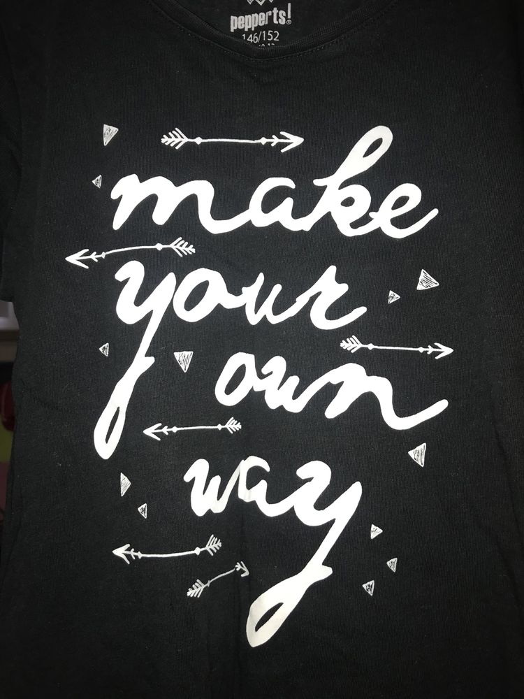 T-shirt preta, estampa “make your aun way”