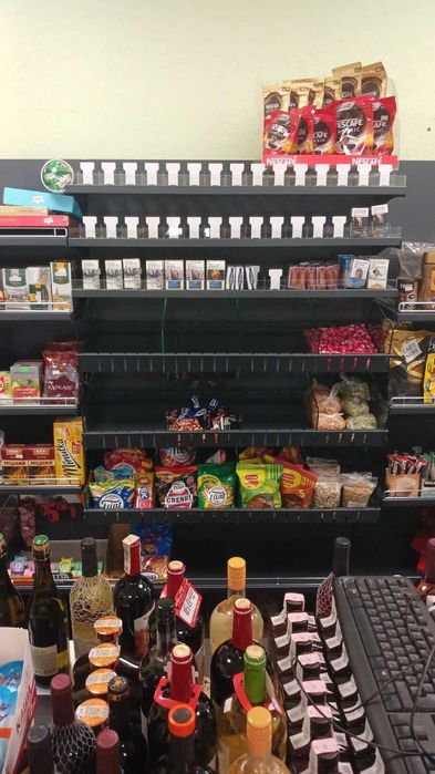 Стелажі торгові, кавомодуль, каса, холодильне та морозильне обладнання