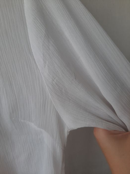 Letnia koszulka, koszula biała z falbankami, falbanami i ściągaczem